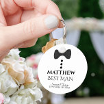 Cute Black Stropdas Tuxedo Best Man Wedding Favor Sleutelhanger<br><div class="desc">Deze leuke sleutelhanger is ontworpen als cadeau voor je beste man. Biedt een schattig model met een zwart boegvormig stropdas en knoppen op een witte achtergrond. In de tekst staat "Beste man" en staat een plek voor zijn naam, de namen van het bruiloft en de trouwdatum. Een geweldige manier om...</div>