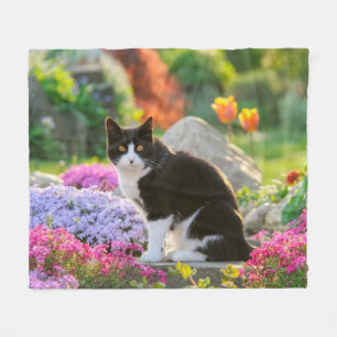 Cute Black White Cat in een kleurrijke bloeiende t Fleece Deken