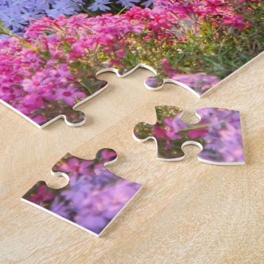 Cute Black White Cat in een kleurrijke bloeiende t Legpuzzel (Zijkant)