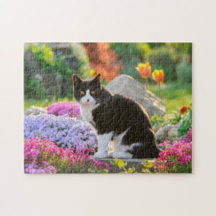 Cute Black White Cat in een kleurrijke bloeiende t Legpuzzel