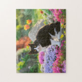 Cute Black White Cat in een kleurrijke bloeiende t Legpuzzel (Verticaal)