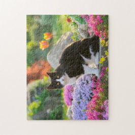 Cute Black White Cat in een kleurrijke bloeiende t Legpuzzel