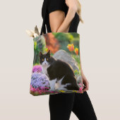 Cute Black White Cat in een kleurrijke bloeiende t Tote Bag (Dichtbij)
