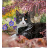Cute Black-White Cat Resting onder een Maple Tree  Douchegordijn (Voorkant)