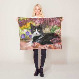 Cute Black-White Cat Resting onder een Maple Tree  Fleece Deken