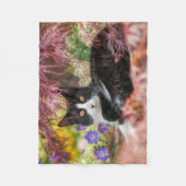 Cute Black-White Cat Resting onder een Maple Tree Fleece Deken (Voorkant)