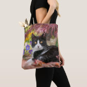 Cute Black-White Cat Resting onder een Maple Tree  Tote Bag (Dichtbij)