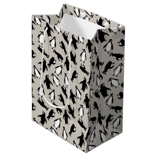 Cute black white penguin pattern grey background medium cadeauzakje (Voorkant Gekanteld)