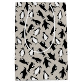 Cute black white penguin pattern grey background medium cadeauzakje (Voorkant)