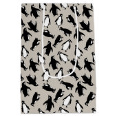 Cute black white penguin pattern grey background medium cadeauzakje (Achterkant)