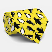 Cute black white penguin pattern yellow background stropdas (Opgerold)