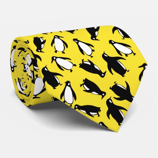 Cute black white penguin pattern yellow background stropdas (Opgerold)