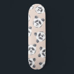 Cute Black White roze Waterverf Panda Patroon Persoonlijk Skateboard<br><div class="desc">Dit kunstmatig en modern dierenpatroon is een schattig ontwerp om je persoonlijke stijl aan te vullen. Het schildert een handgeschilderd en met de hand getekend zwart-wit waterverf panda beer hoofd patroon bovenop een simpele zwarte roze achtergrond. Het is schattig, trendy en stijlvol! ***BELANGRIJKE OPMERKING VOOR HET ONTWERP: Voor aangepaste aanvragen...</div>