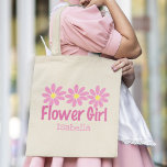 Cute Bloemenmeisje Pink Daisy Custom Wedding Gift Tote Bag<br><div class="desc">Cute custom flower girl canvas tas cadeau voor de speciale kleine meisjes op je bruiloft feest.  roze daisy bloemen met de naam van het kind onder op een prachtig gepersonaliseerd kinder cadeau.</div>