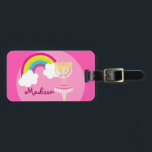 Cute Blonde Ballet Girl Custom Bagagelabel<br><div class="desc">Dit schattige bagagelabel van een ballerina meisje is voorzien van een blonde balletdanser onder een  regenboog op een lichtroze cirkelachtergrond die wordt begrensd door een hete roze. Een mooi gepersonaliseerd cadeau voor een kind dat van balletdansen houdt of een meisje dat naar dansschool gaat.</div>