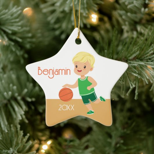 Cute Blonde Boy Basketball Persoonlijke Kerstmis Keramisch Ornament (Boom)