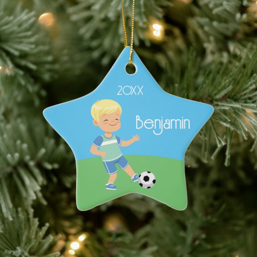 Cute Blonde Boy Soccer Persoonlijke Kerstmis Keramisch Ornament (Boom)