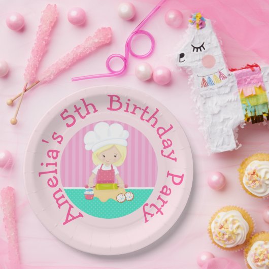 Cute Blonde Hair Girl Baking Birthday Party Papieren Bordje (Feest)