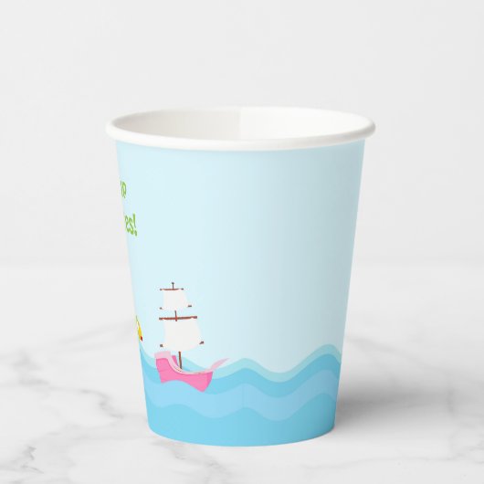 Cute Blonde Pirate Girl in Pink Birthday Party Papieren Bekers (Links)