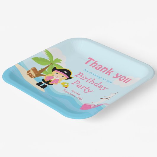 Cute Blonde Pirate Girl in Pink Birthday Party Papieren Bordje (Gebogen)