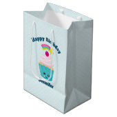 Cute Blue Cupcake met Kawaii Face Birthday Medium Cadeauzakje (Voorkant Gekanteld)