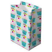 Cute Blue Cupcake met Kawaii Face Pattern Medium Cadeauzakje (Achterkant Gekanteld)