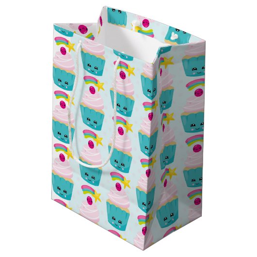 Cute Blue Cupcake met Kawaii Face Pattern Medium Cadeauzakje (Achterkant Gekanteld)