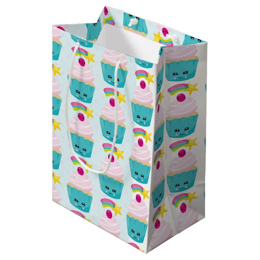 Cute Blue Cupcake met Kawaii Face Pattern Medium Cadeauzakje (Voorkant Gekanteld)