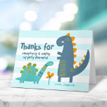 Cute Blue Dinosaurs Kawaii Whimsical Boy Birthday Bedankkaart<br><div class="desc">"Bedankt voor stomping door". Een leuk, grappig, speels beeld van een schattige, gewaagde kawaii, turquoise blauwe brontosaurus, marinesblauwe t-rex, en leuke, handgeschreven typografie over een lichte turquoise blauwe en witte gestreepte achtergrond, helpt je waardering tot uitdrukking te brengen. Een koele manier om het werk "roer" en je eigen notitie te...</div>