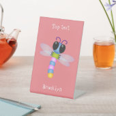 Cute blue en roze dragonfly cartoon illustratie reclamebord met voetstuk (Insitu)
