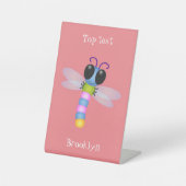 Cute blue en roze dragonfly cartoon illustratie reclamebord met voetstuk (Voorkant)