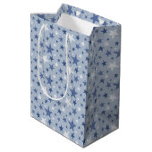 Cute Blue en White Winter Stars Medium Cadeauzakje (Achterkant Gekanteld)