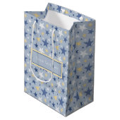 Cute Blue en Yellow Winter Stars Medium Cadeauzakje (Voorkant Gekanteld)