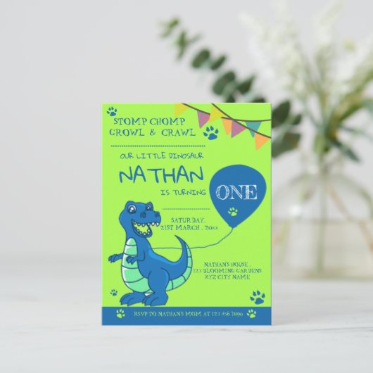 Cute Blue Green Dinosaur First Birthday Uitnodiging Briefkaart (Staand voorkant)