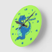 Cute Blue Green Dinosaur Hallo Name Kinder Ronde Klok (Hoek)