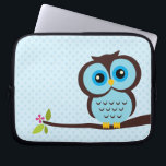 Cute Blue Owl Laptop Sleeve<br><div class="desc">Het stijlvolle elektronicasleeve kenmerkt een mooie vectorillustratie van een uil die op een boomtak doordringt.</div>