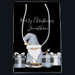 Cute Blue Santa Gnome met Gifts Medium Cadeauzakje<br><div class="desc">Aangepast en gemakkelijk! Schattig ontwerp van Santa Gnoom met de douaneGroet en de Ontvankelijke naam op de voorzijde,  van en geeft naam op de rug terug!</div>