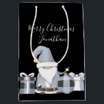 Cute Blue Santa Gnome met Gifts Medium Cadeauzakje<br><div class="desc">Aangepast en gemakkelijk! Schattig ontwerp van Santa Gnoom met de douaneGroet en de Ontvankelijke naam op de voorzijde,  van en geeft naam op de rug terug!</div>