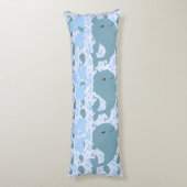 Cute Blue Whales Pattern Monogram Lichaamskussen (Achterkant (Verticaal))