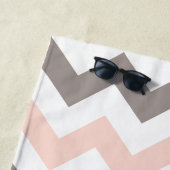 Cute Blush Roze Grijs Chevron Patroon Strandhanddo Strandlaken (In situ)