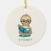 Cute Bookworm Sloth Reading Books Personalized   Keramisch Ornament (Voorkant)