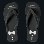 Cute Bow Stropdas & Buttonnen Black Groomsman Wedd Teenslippers<br><div class="desc">Deze schattige teenslippers zijn een geweldige manier om de groomsmen te bedanken op je bruiloft. Ze hebben een leuk en leuk ontwerp met een wit boegvormig stropdas en knoppen op een zwarte achtergrond met zijn naam en titel.</div>