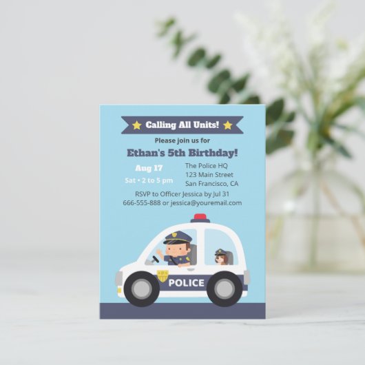 Cute Boy and Dog in Police Car Birthday Party Kaart (Staand voorkant)