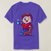 Cute Boy Drink Hot Coffee op stoeltje Cartoon T-shirt (Design voorkant)
