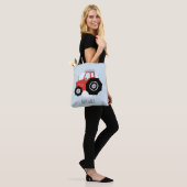Cute Boy's Red Farmer's Tractor met naam Tote Bag (Op model)
