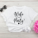 Cute Bride Bachelorette Party T-shirt<br><div class="desc">Schattige t-shirt voor de bruid op haar vrijgezellenfeest met "Vrouw van de Partij" in een chic script met een hart. Een coördinerend "The Party" t-shirt is beschikbaar voor de bacheloretgroep in de door u gekozen kleuren.</div>