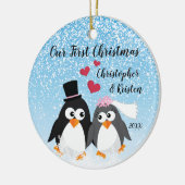 Cute Bride & Groom Penguins Ons eerste kerstfeest Keramisch Ornament (Links)