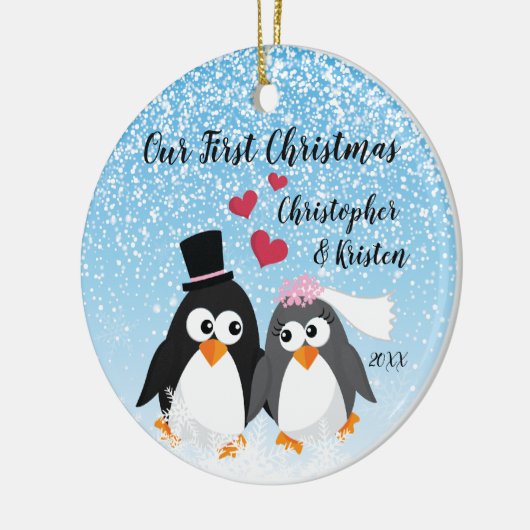 Cute Bride & Groom Penguins Ons eerste kerstfeest Keramisch Ornament (Links)