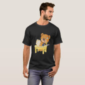 Cute Brown Beer, zittend op een stoel T-shirt (Voorkant volledig)