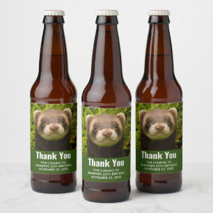 Cute Brown Ferret in de gras Dank u wel. Bier Etiket